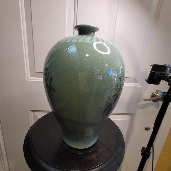 LARGE CELADON FLORA GREEN GLAZED CERAMIC POTTERY KOREAN VASE SIGNED 12" - Picture 8 of 13